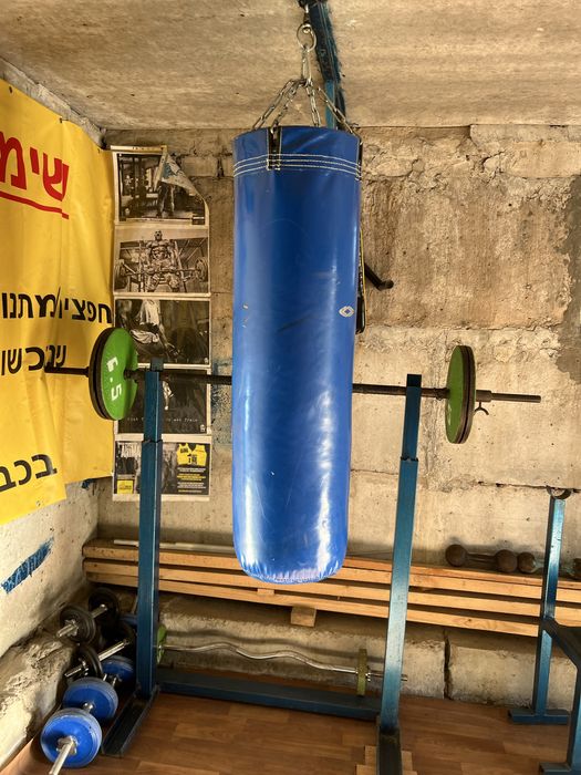 Тренажер, штанга, мішок для боксу