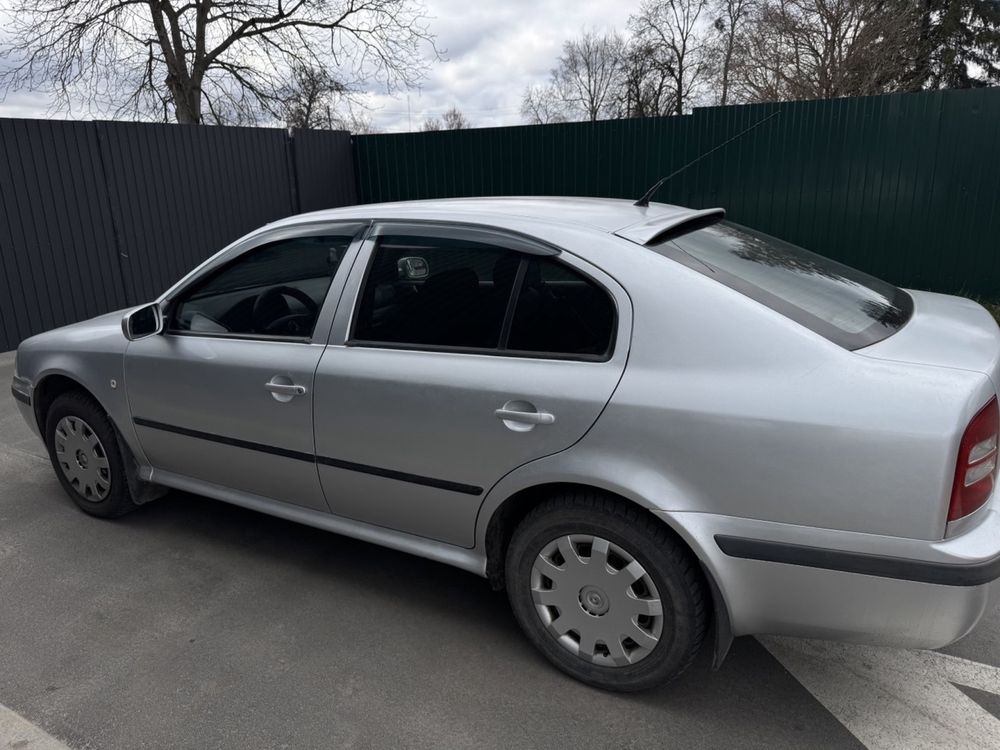 Продам шкода тур 2001 рік 1,6 газ бенз