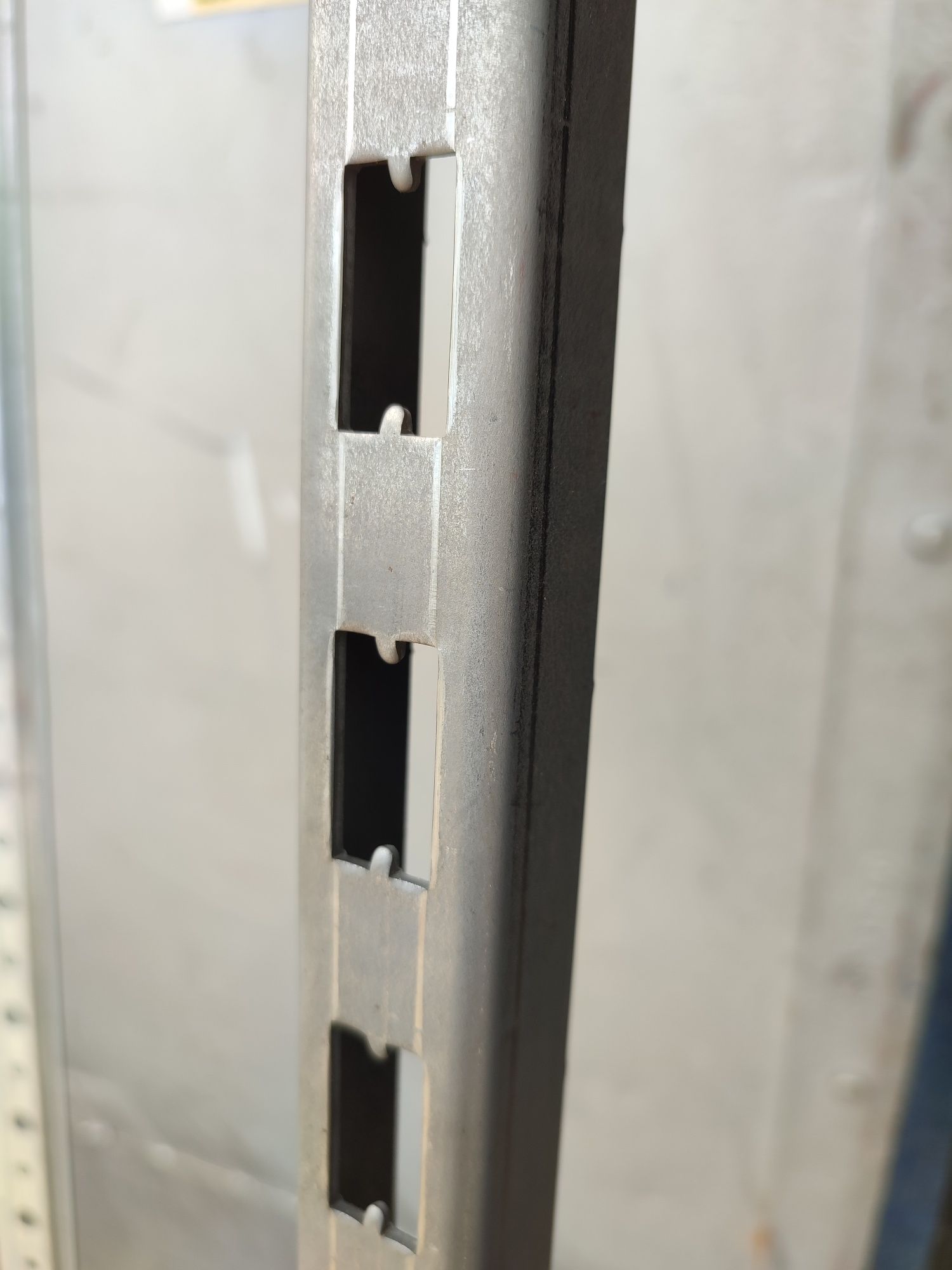 Ceownik stalowy 30x30x perforowany jednostronnie ścianka 2 mm