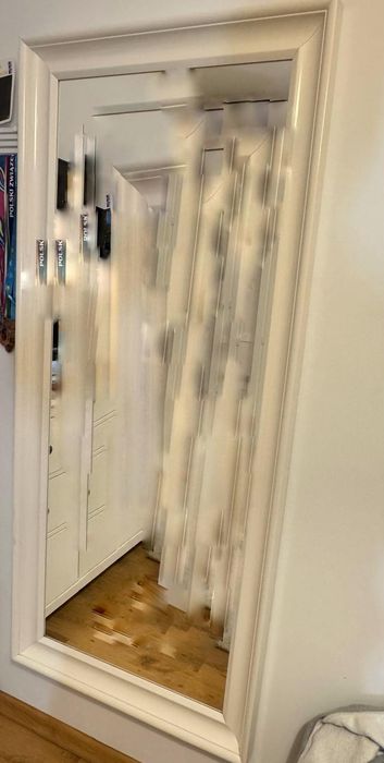 Białe lustro Ikea