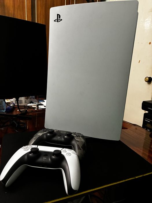 Playstation 5 Digital edition, 2 геймпади та кейс для транспортування