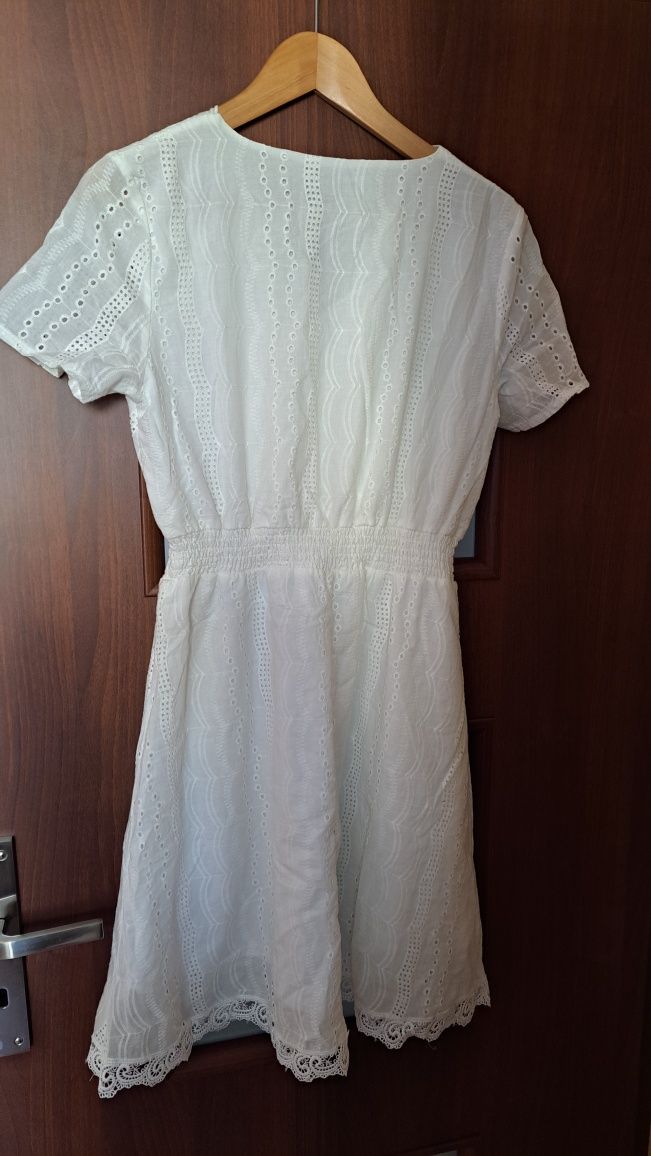 Biała sukienka z koronkowym wykończeniem  rozmiar M