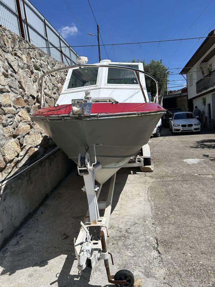 Barco com reboque