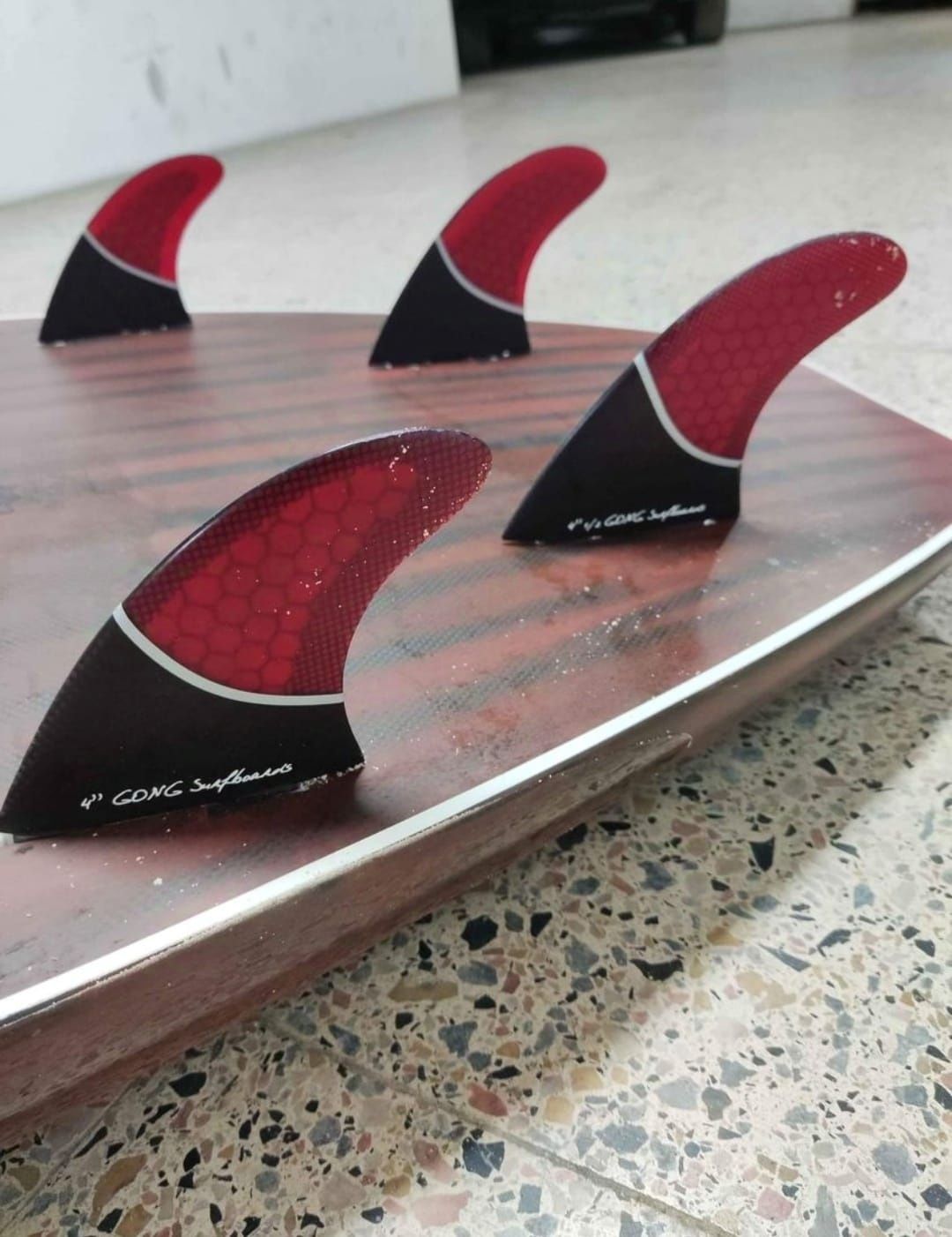 Vendo prancha Sup, da marca Gong, com capa. 7'3 de tamanho e 125L.