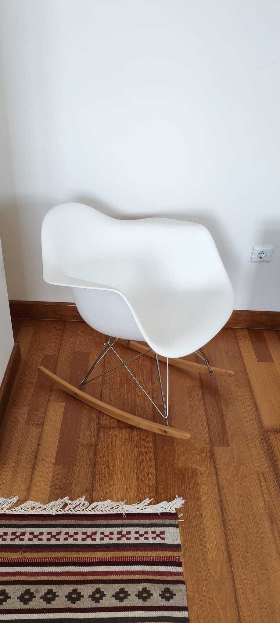 Cadeira de baloiço estilo Eames RAR – Réplica moderna
