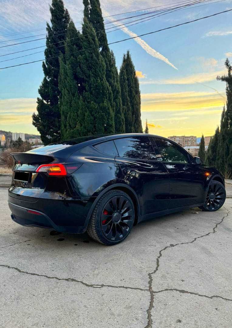 Tesla Model Y 2022 рік