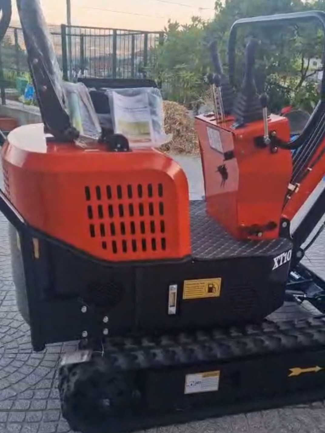 Mini escavadeira 1 ton com 18meses garantia 7000 € com  iva incluido.