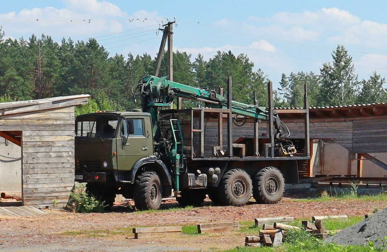 Виробнича база + з СТО + 5 вантажівок!