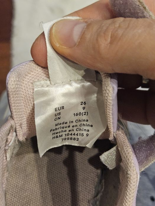 Buty dxiewczece H&M z serii Pokemon