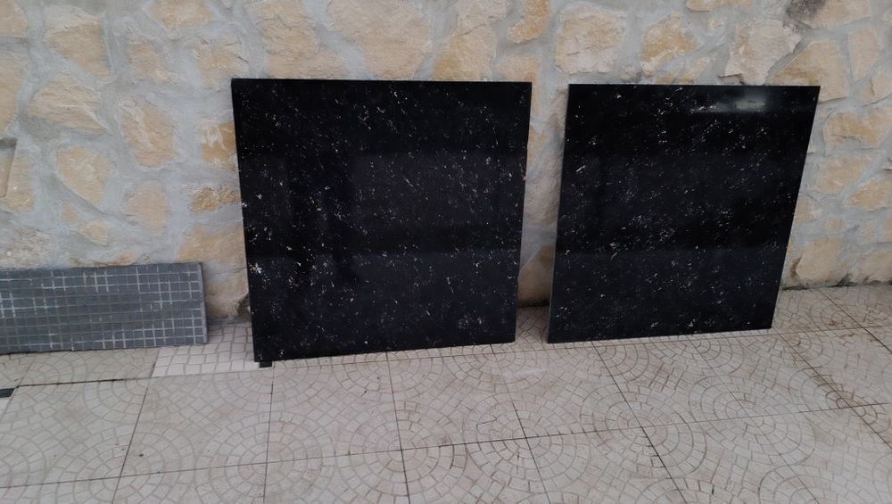 Azulejos grandes preto..