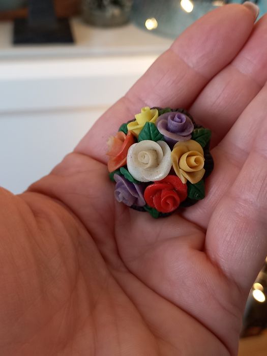 Broszka z modeliny stara prl kwiaty kolorowe bukiet przypinka