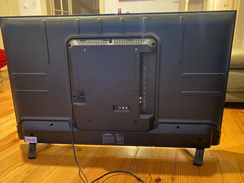 Smart TV 43" Hisense c/ Mesa