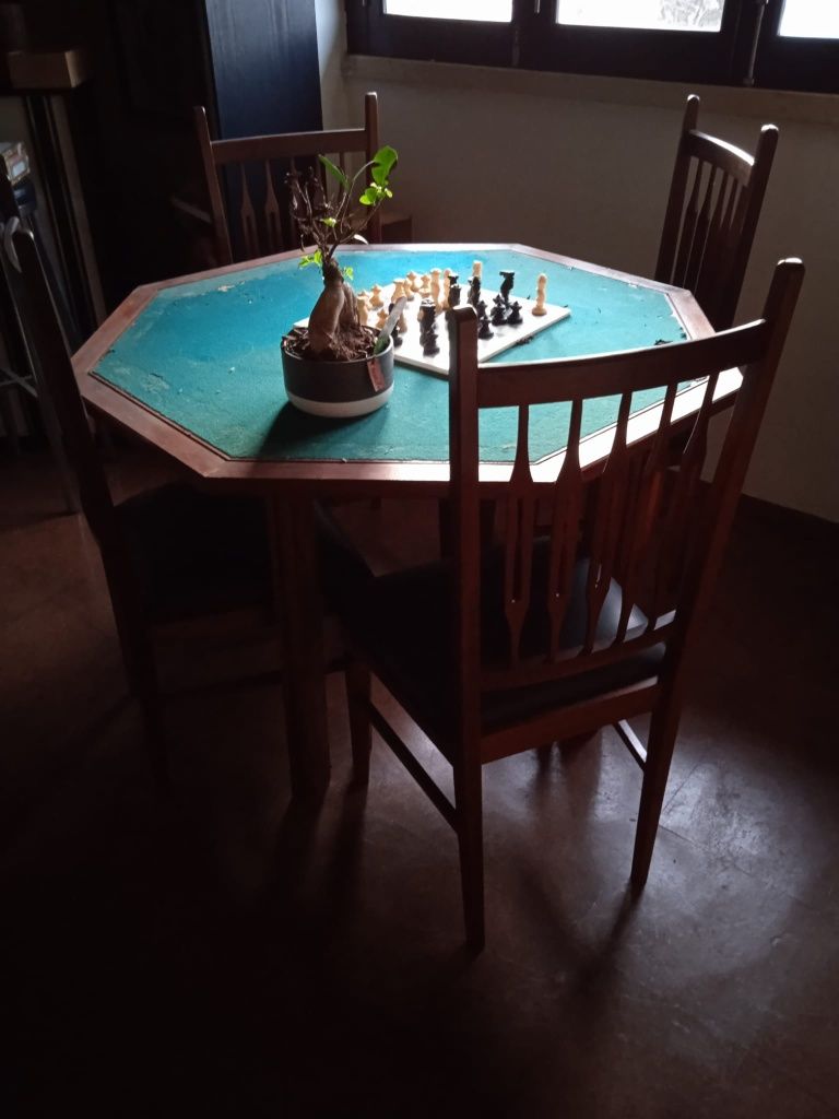 Mesa de jogo e 4 cadeiras