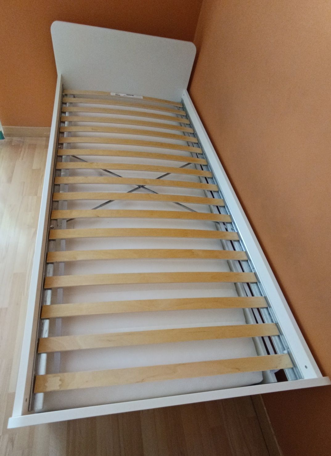 Cama dupla com duas gavetas de arrumação.