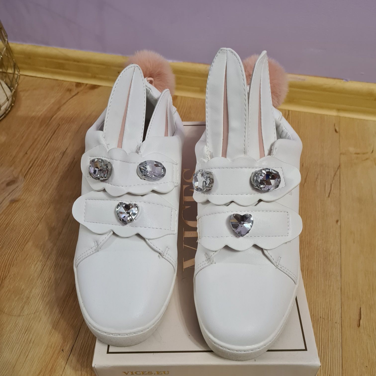 Białe sneakersy trampki króliki 39