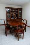 Conjunto mesa com cadeiras e cristaleira de madeira