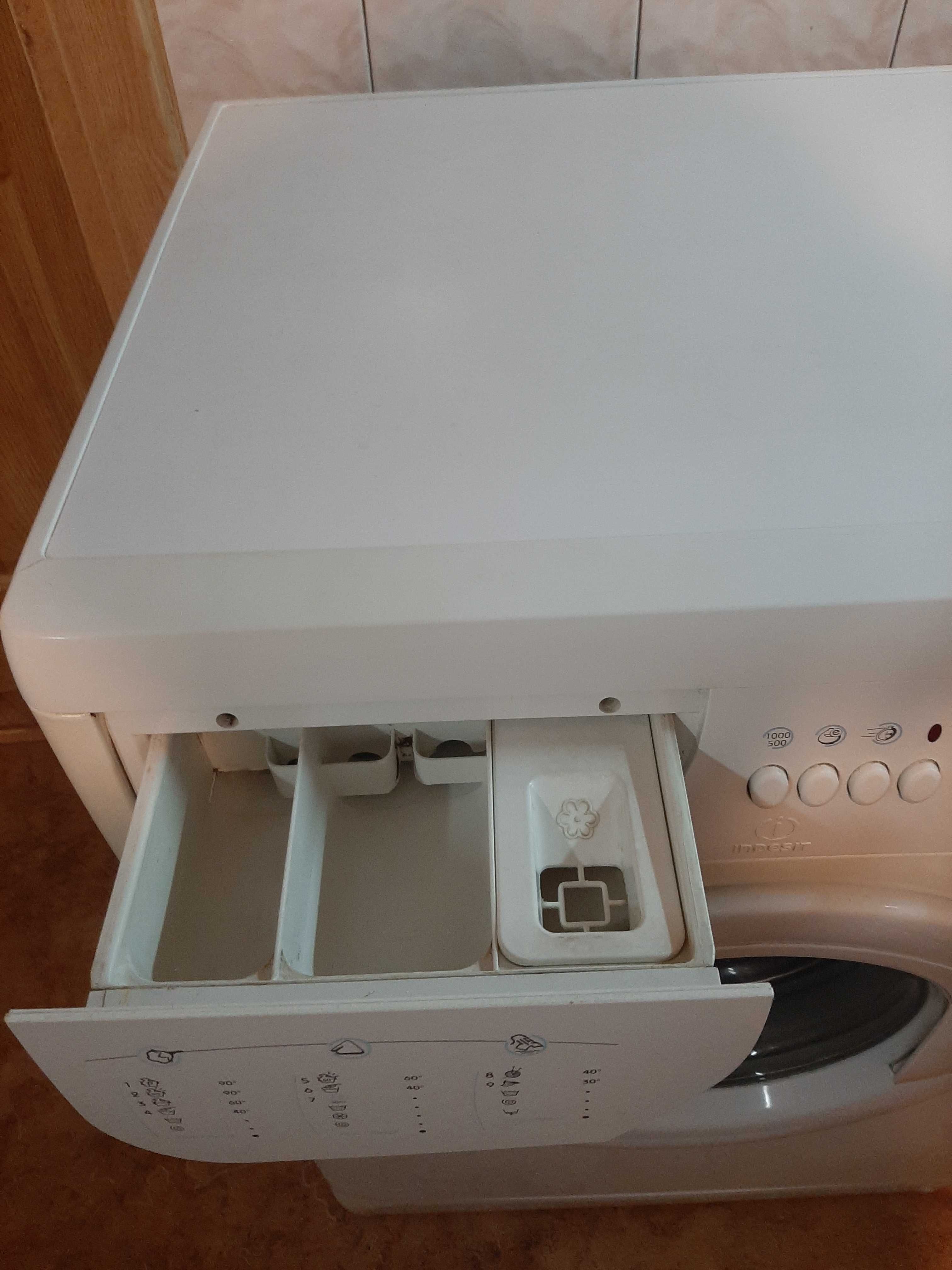 Продам стиральную машину INDESIT W104T