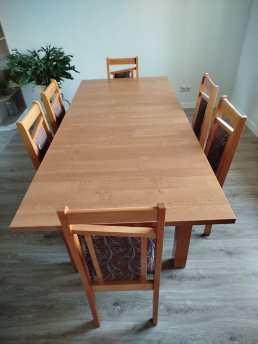 Stół rozkładany z krzesłami