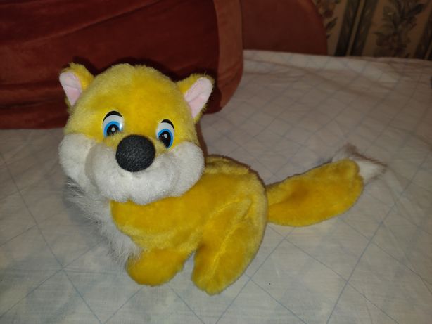 Плюшевая жёлтая лисица