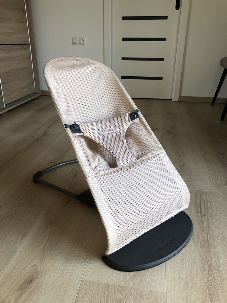 BABYBJORN - leżaczek BLISS MESH w kolorze Perłowy róż