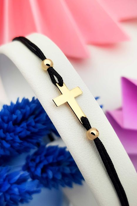 Bransoletka na czarnym sznurku ze złotym krzyżem i koralikami pr. 585