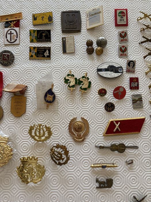 Medalhas crachas placas pins