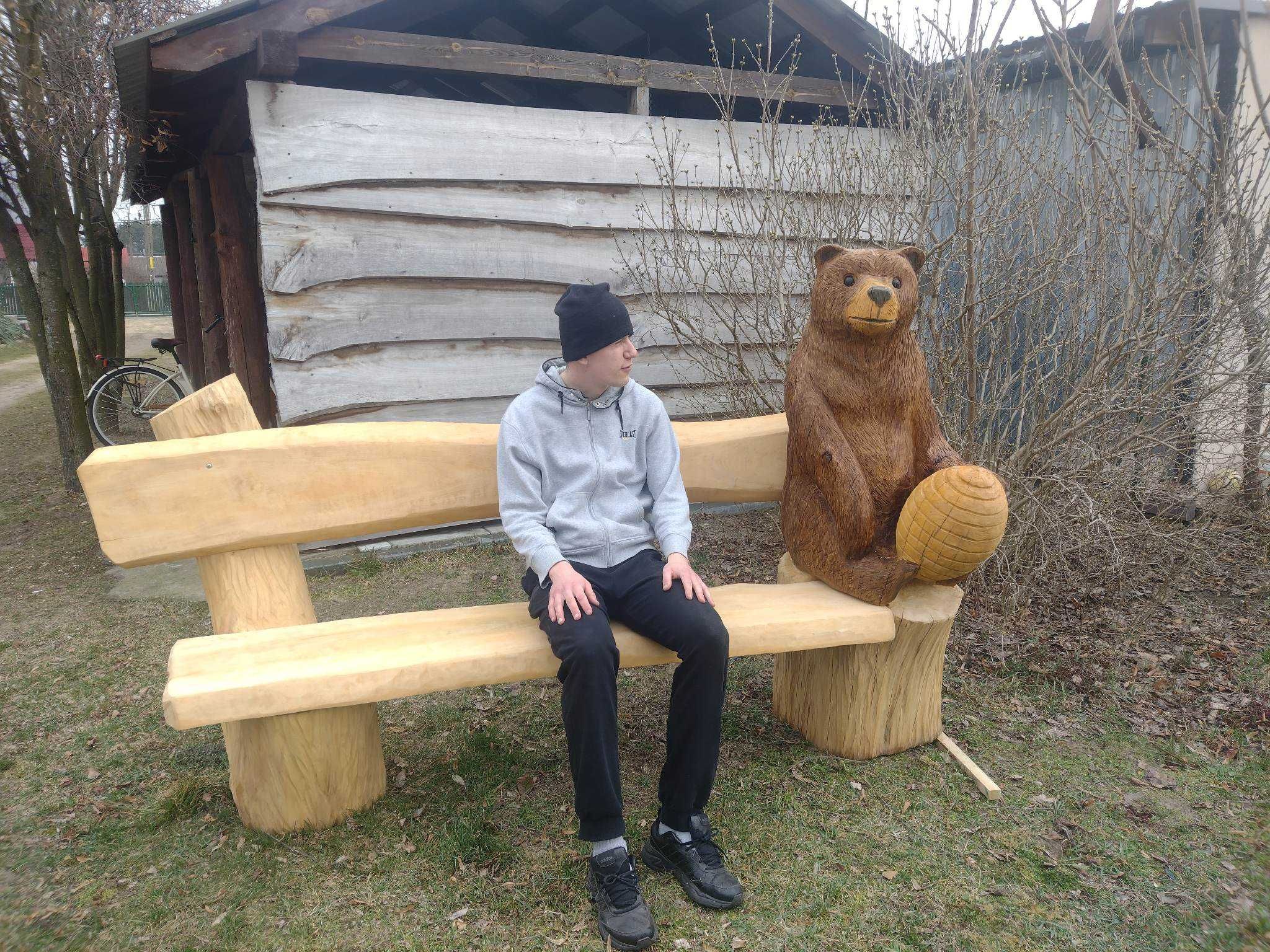 Ławka  drewno rzeźba misiek, niedźwiedź.