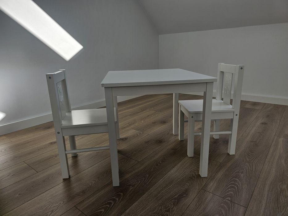 Stolik i dwa krzesła dla dziecka Ikea