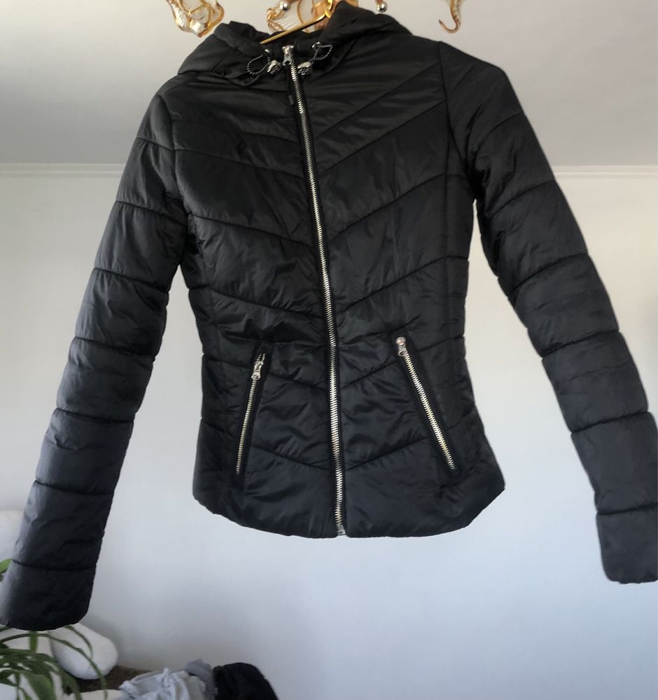 Жіноча весняна чорна курточка