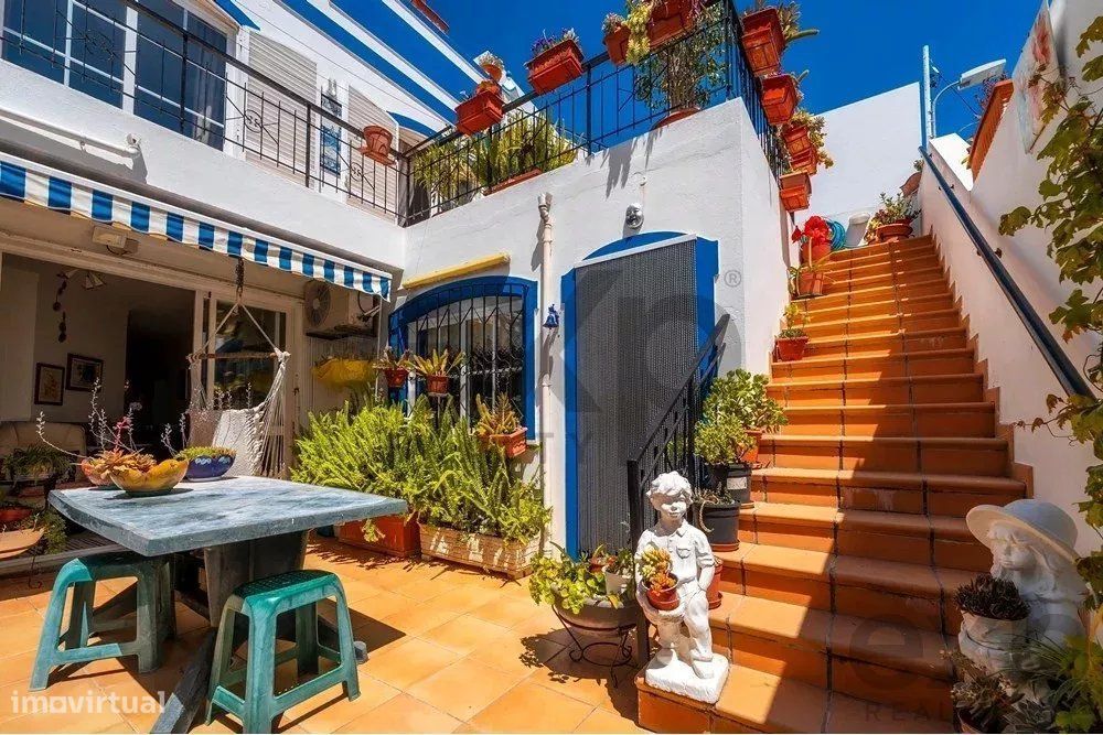 Fantástica moradia T4+2, pátio e amplos terraços no centro de Santa Lu