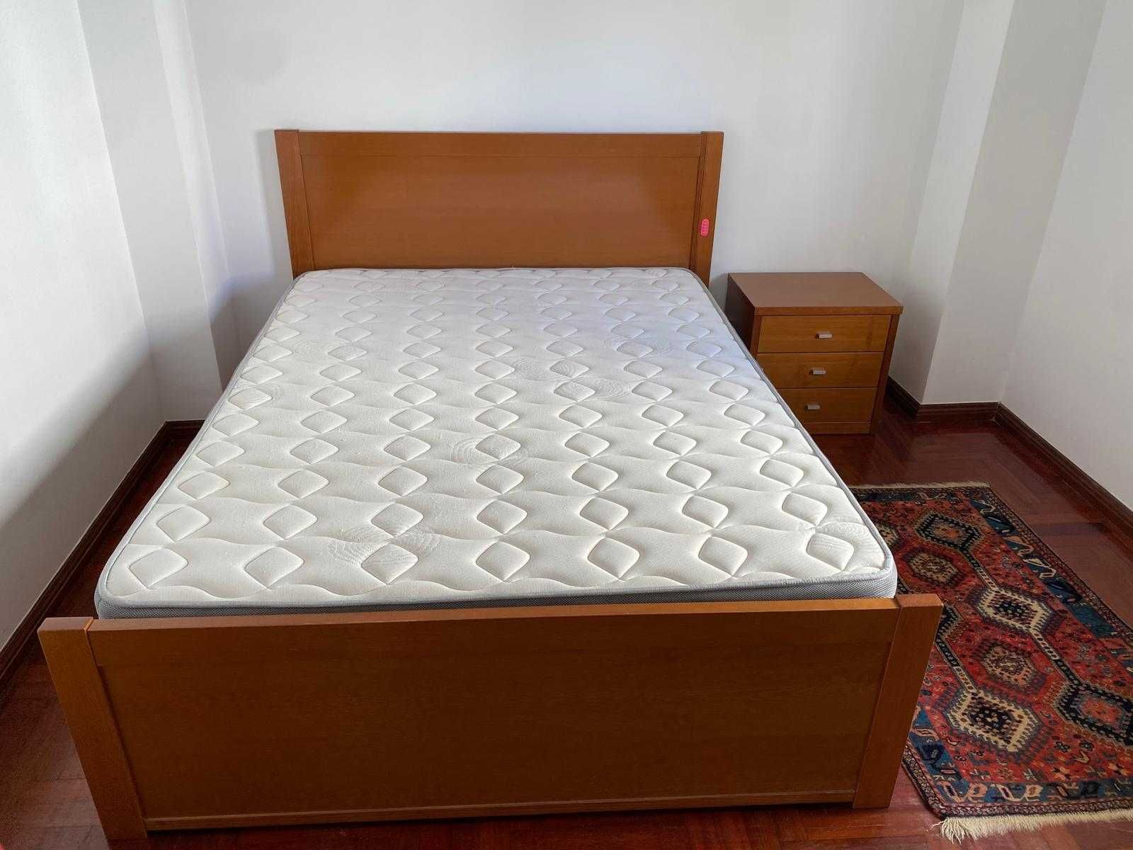 Cama de casal em madeira maciça
