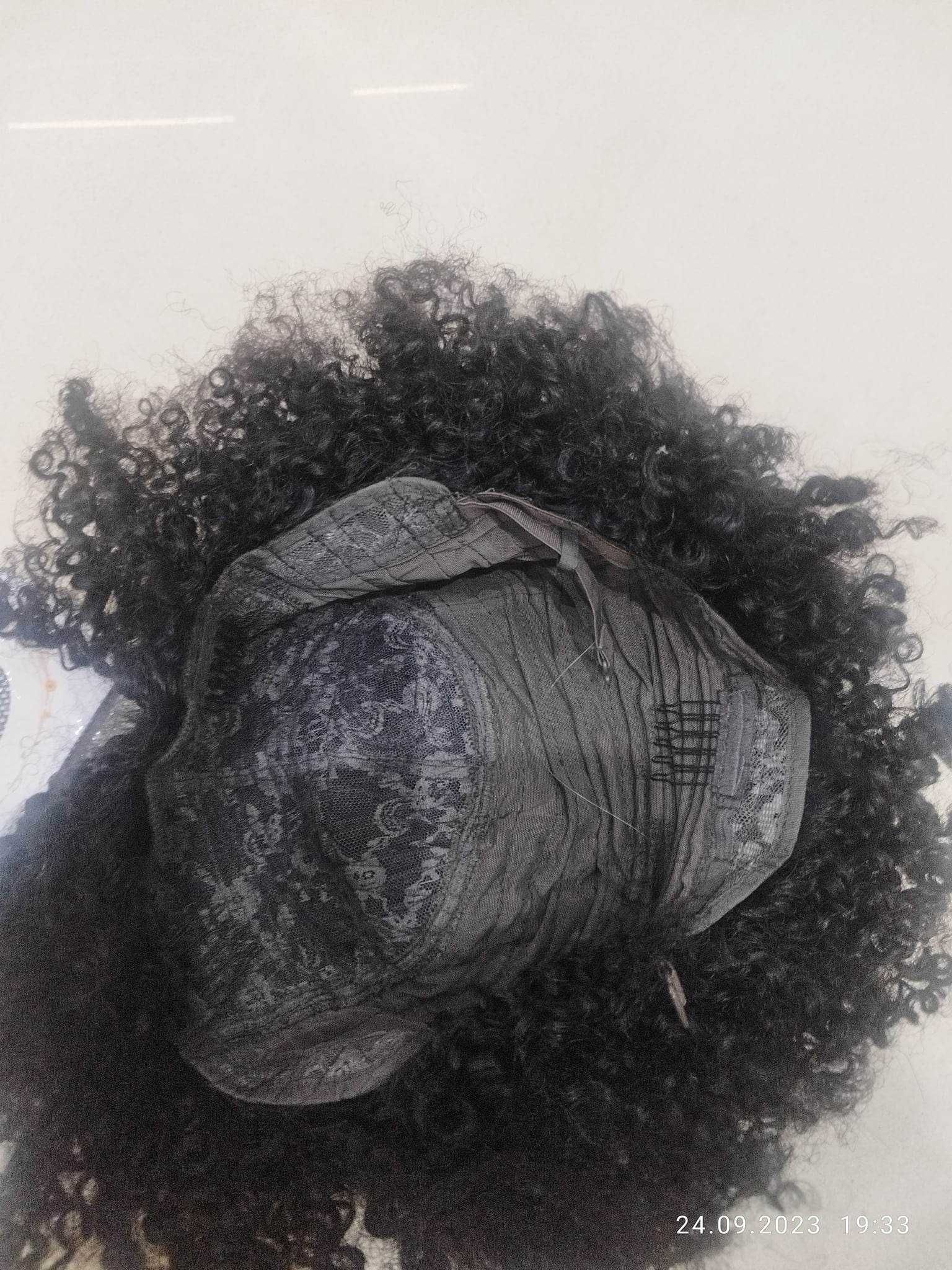 Peruka. Krótkie ciemne kręcone włosy „afro”.