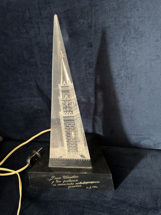 Lampa nocna z wieżą kremlowską