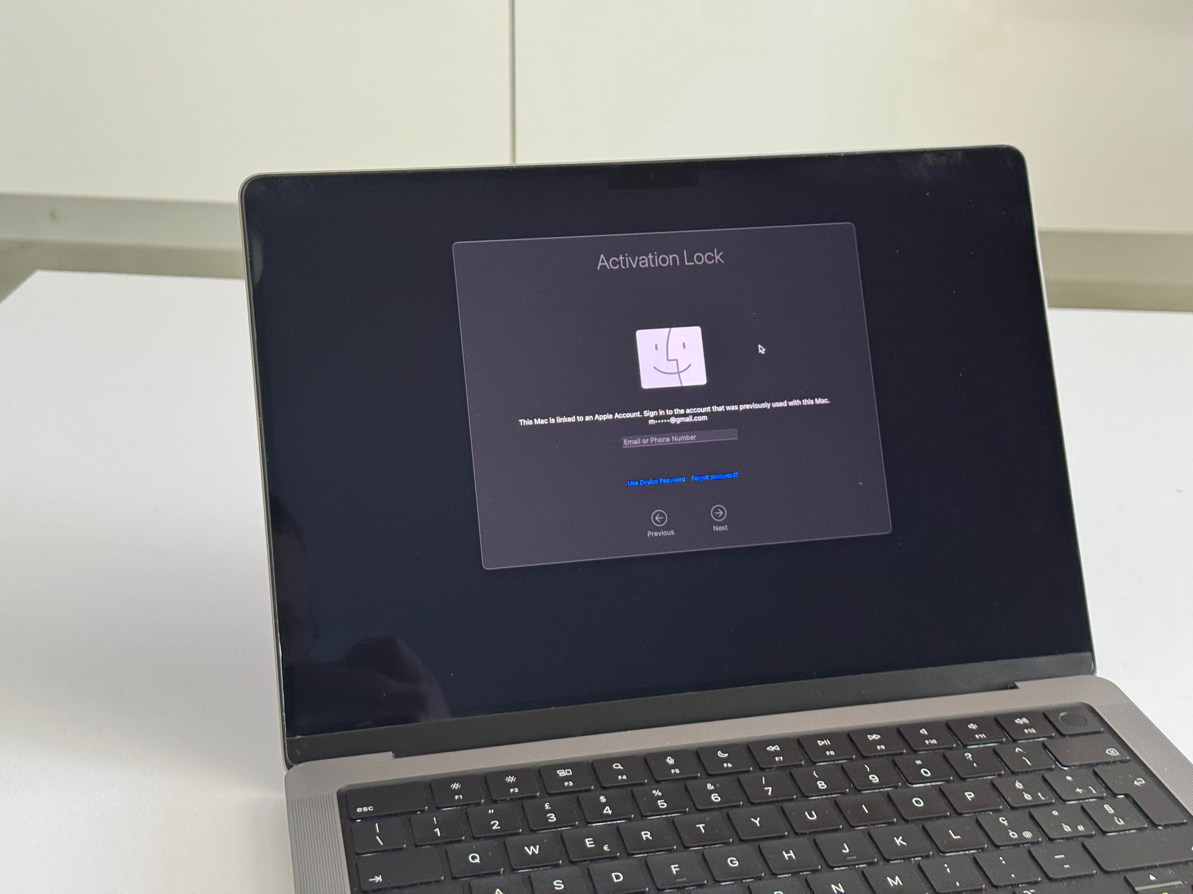 MacBook Pro 14" M1/16/512 iCloud lock