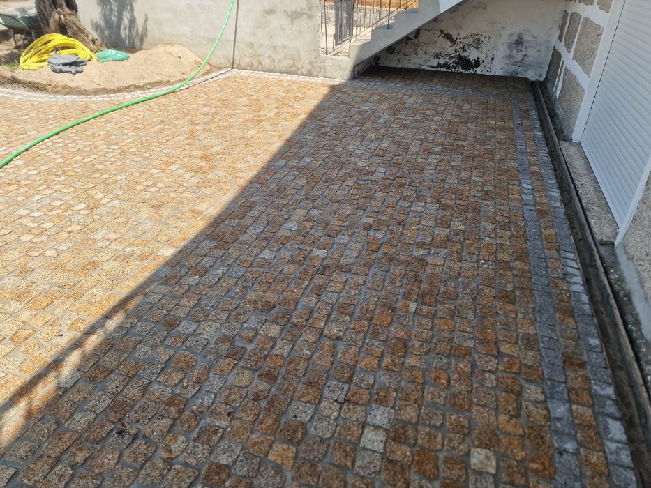 Pavimentações em calçada  (granito) natural