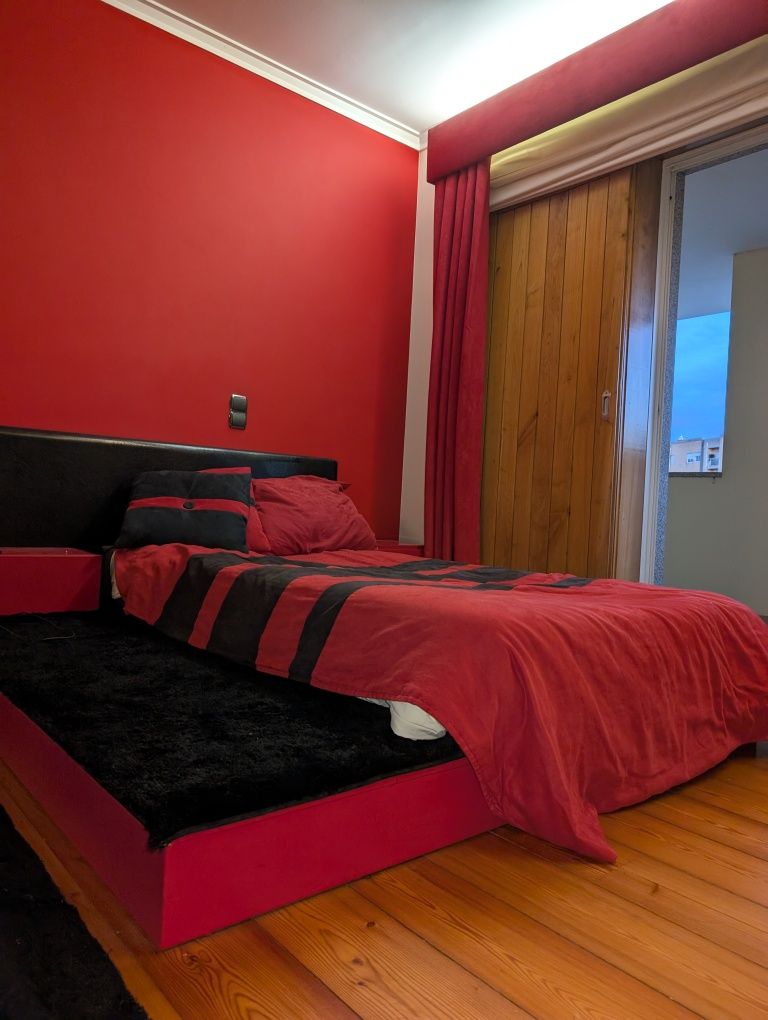 Cama e mesa cabeceira