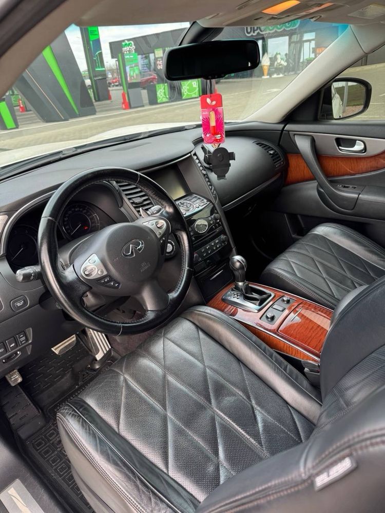 Infinity QX-70 Автомобіль