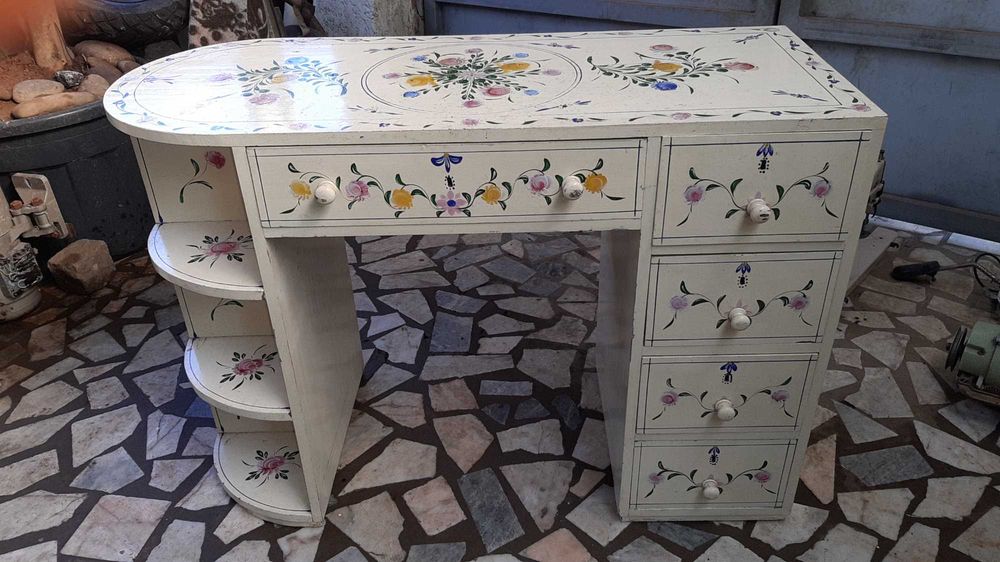 Móvel em madeira de pinho. Pintado à mão.