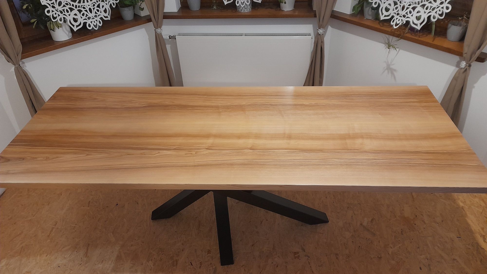 Stół z litego drewna,  nowy