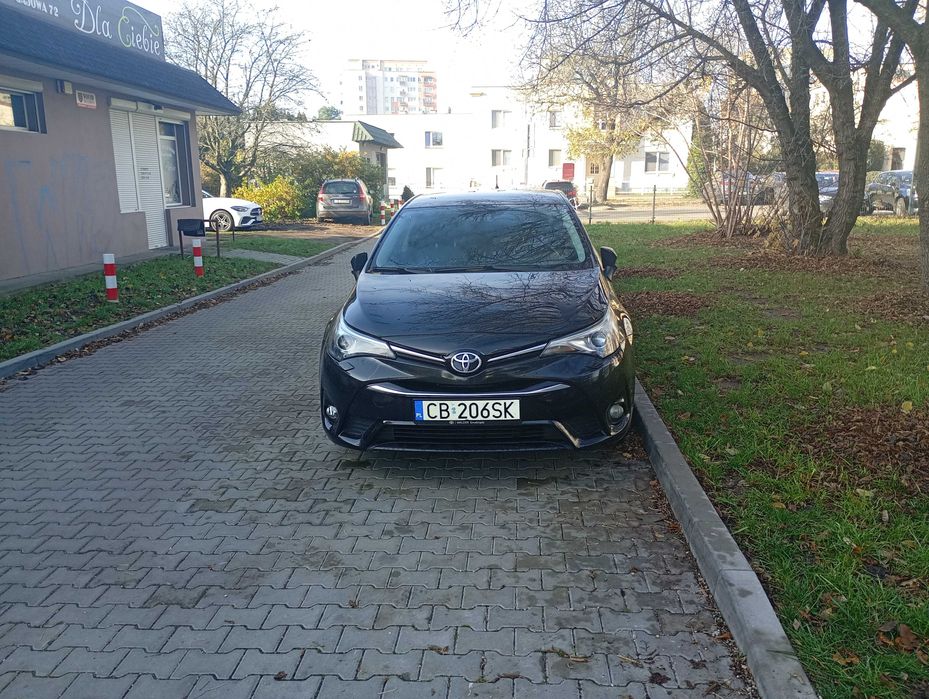 Toyota Avensis salon polska wersja prestige
