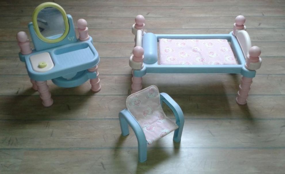Mebelki meble dla lalek lalki maskotek - łóżeczko, toaletka, krzesełko