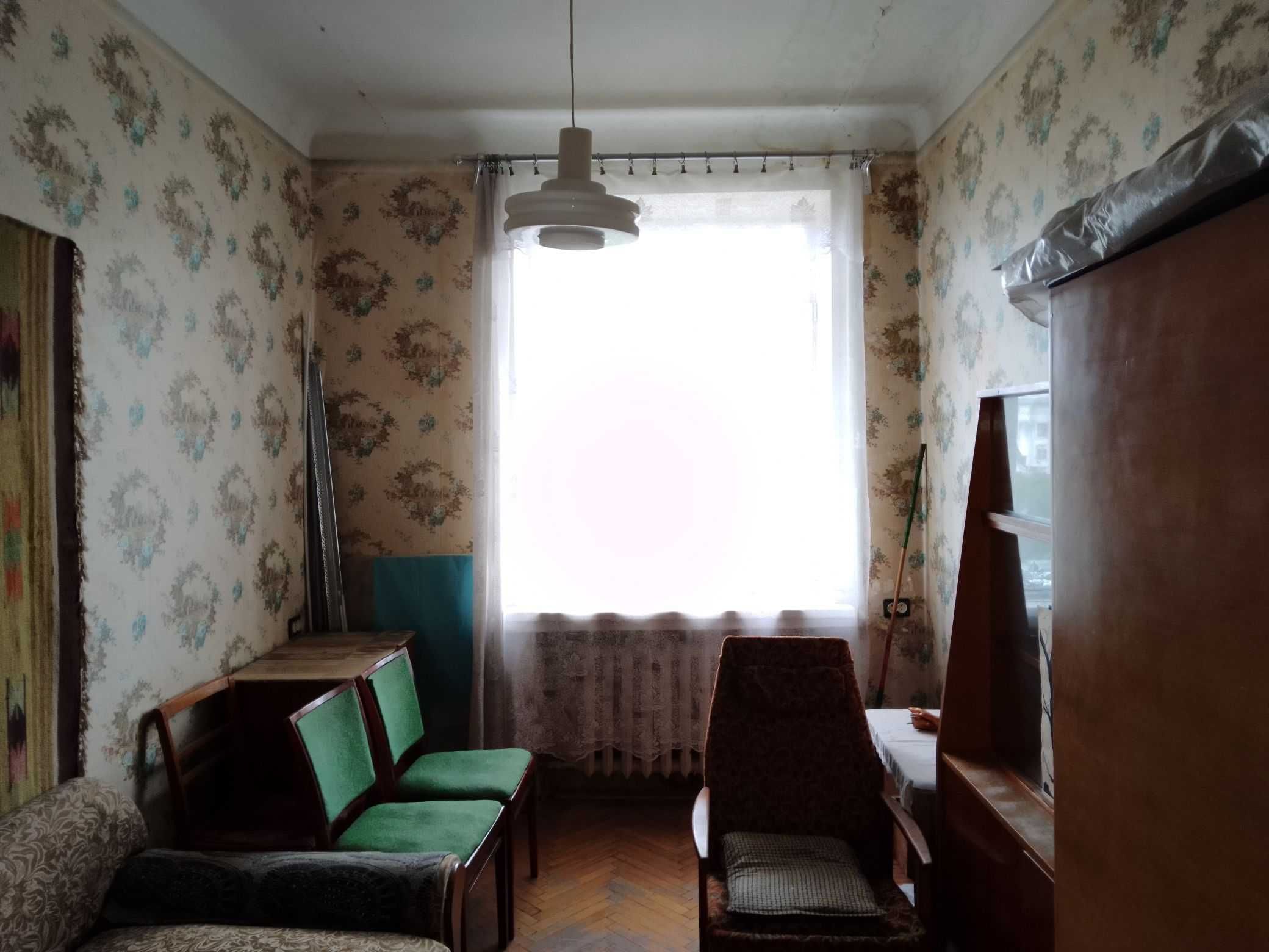 Продам без комісії видову трикімнатну квартиру на Володимирській, 9.