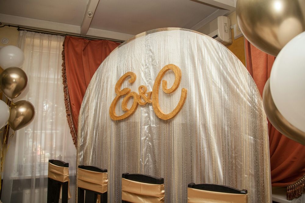 Свадебная арка и юбка на стол для молодых