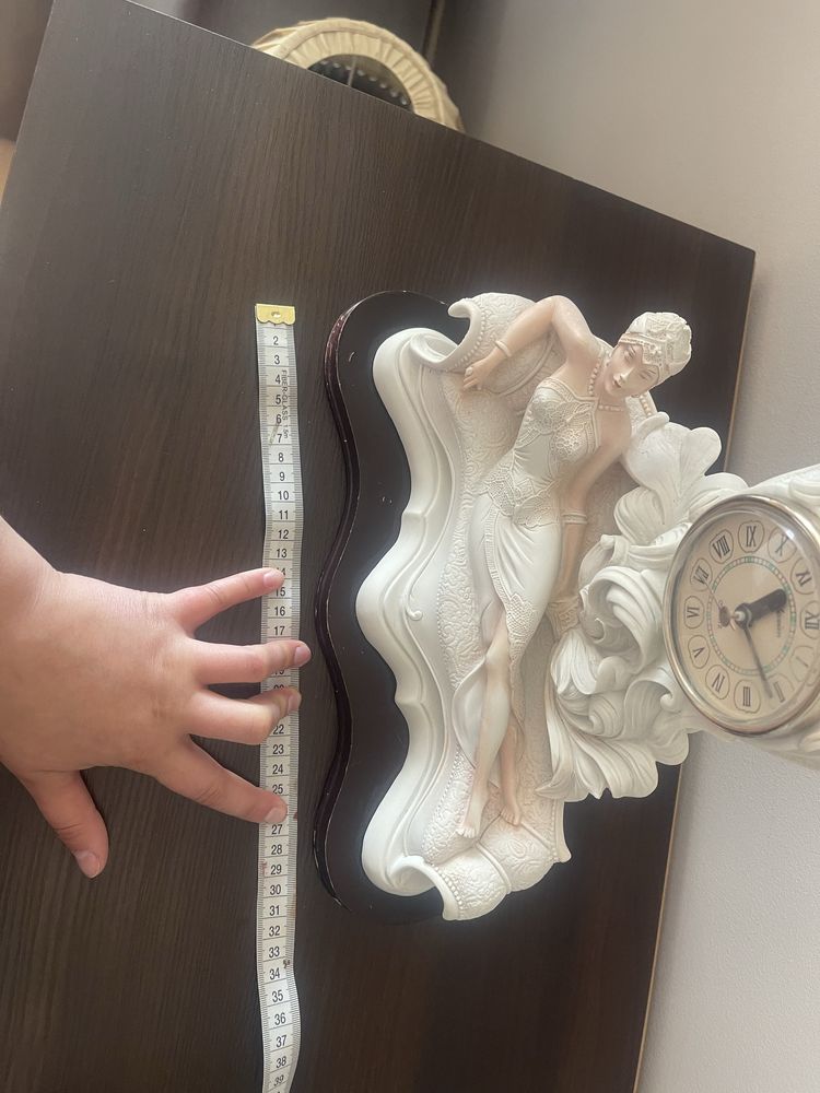 Ozdobny zegar z elegancka damą