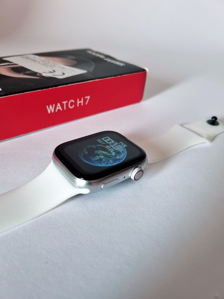 Smartwatch srebrny na białym pasku