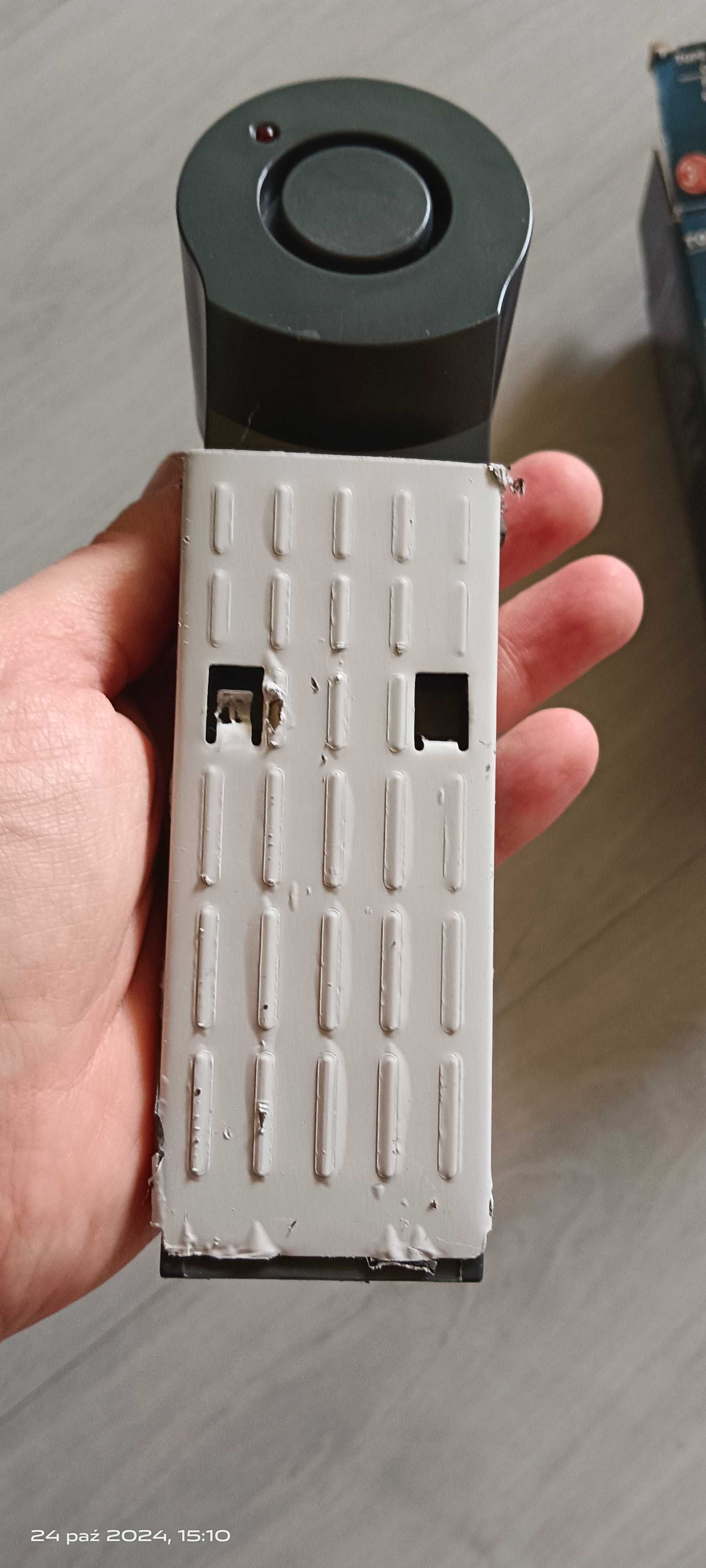 Alarm pod drzwi zabezpieczający .