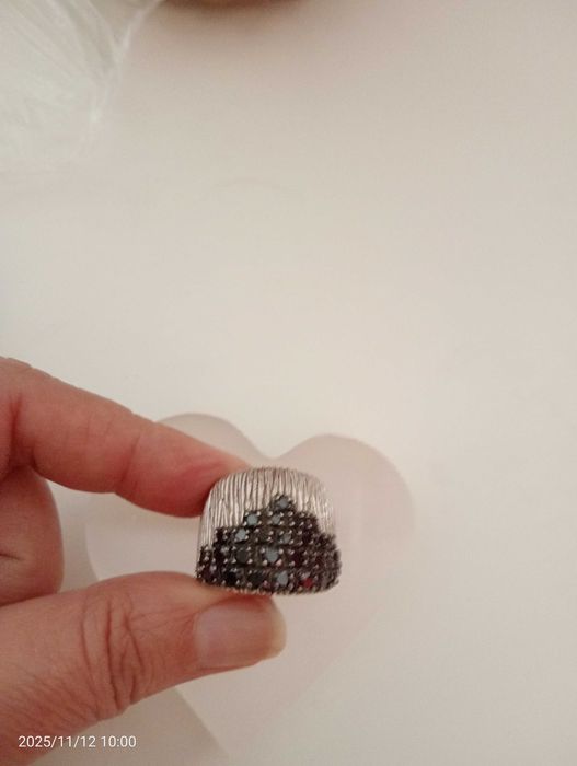 Anel com zircões incrustados