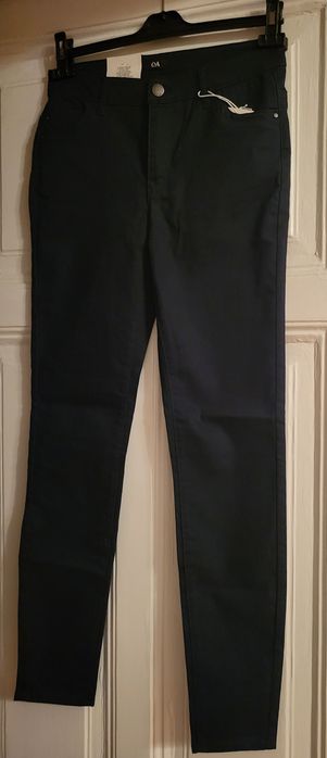 Джинсы женские, чёрные и темно-синие.