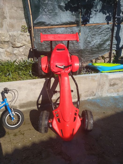 Carro de pedais para criança