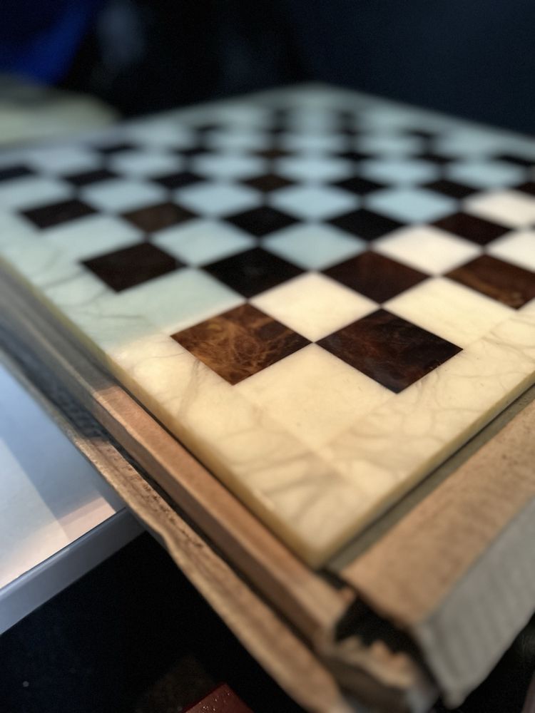 Tabuleiro xadrez branco e castanho marmore